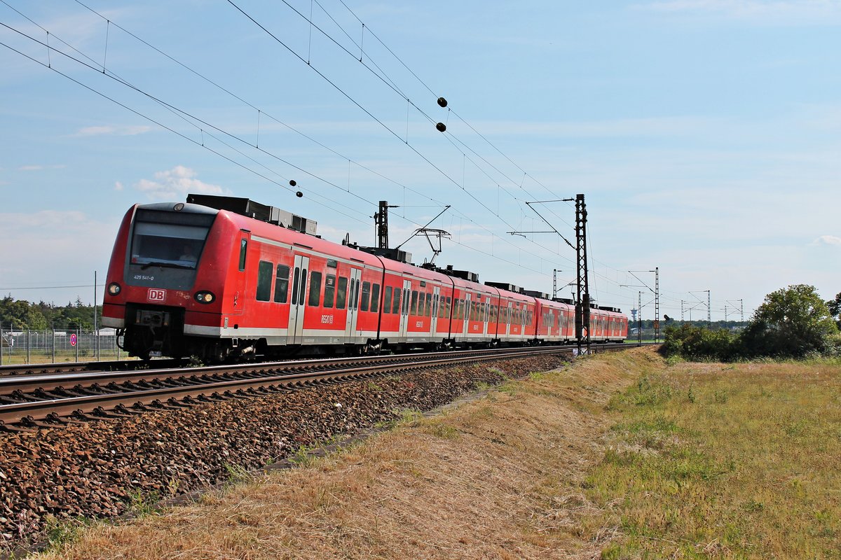 Am späten Nachmittag des 03.06.2020 fuhr 425 541-0 zusammen mit dem 425 568-3 als RB 2 (Karlsruhe Hbf - Mannheim Hbf) nördlich von Waghäusel über die KBS 700 in Rcihtung Neulußheim.