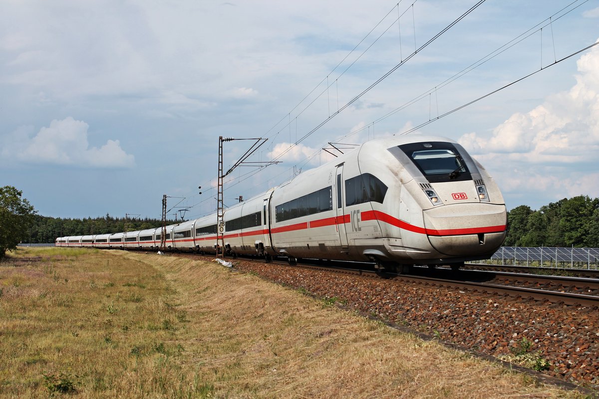 Am späten Nachmittag des 03.06.2020 fuhr 412 008 (9008/5812 008-1) als ICE 77 (Kiel Hbf - Zürich HB) zwischen Neulußheim und Waghäusel über die KBS 700 (Rheinbahn) in Richtung Graben-Neudorf/Karlsruhe.
