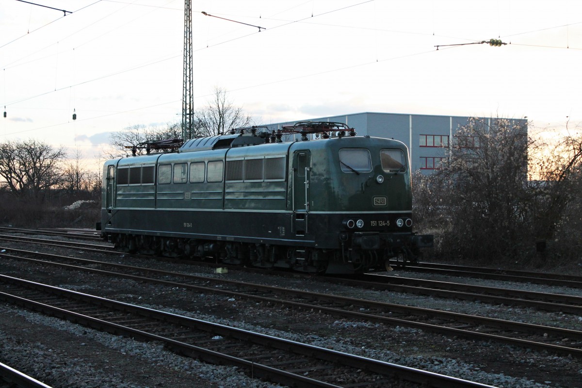 Am späten Nachmittag des 04.03.2014 stand SRI 151 124-5 abgestellt in Müllheim (Baden) und wartet auf ihre nächste Leistung.