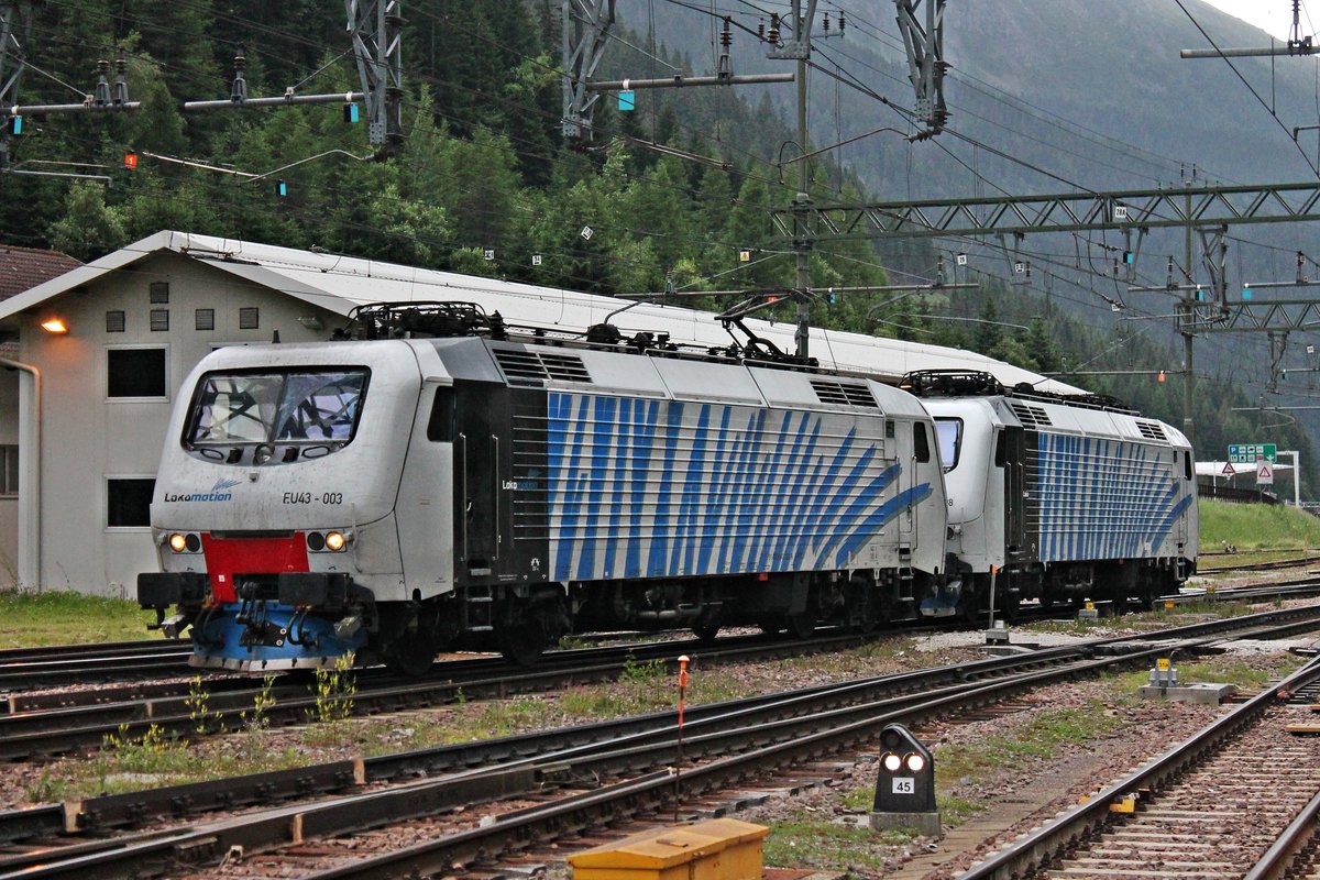 Am späten Nachmittag des 05.07.2018 rangierte RTC EU43-003 zusammen mit der Wagenlok RTC EU43-008 durchs südliche Vorfeld vom Grenzbahnhof Brennero, um einen H-Wagenzug in Richtung Verona zu bespannen.