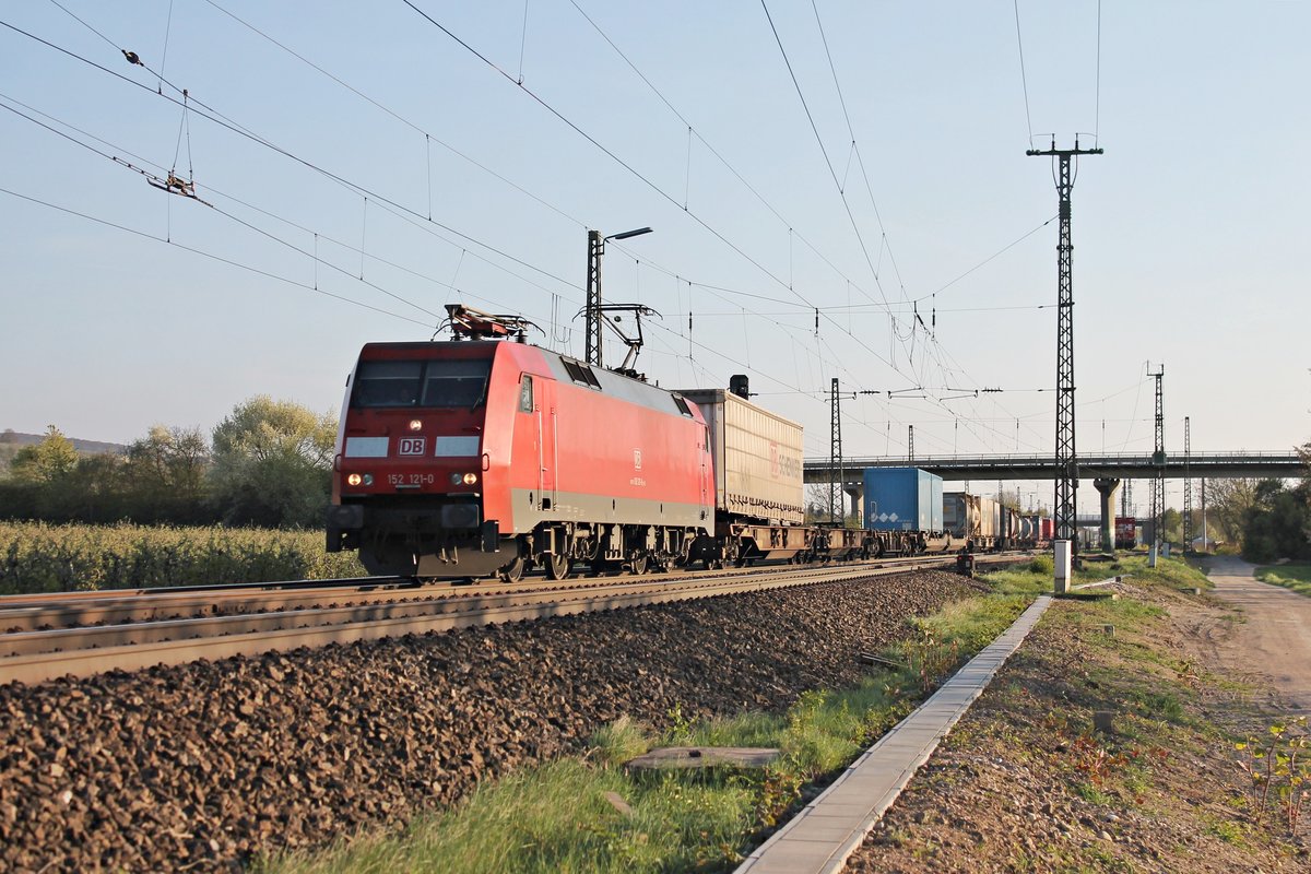 Am späten Nachmittag des 06.04.2017 bespannte die 152 121-0 den KT (Weil am Rhein Ubf - Hamburg Billwerder), als sie durch Müllheim (Baden) gen Norden fuhr.