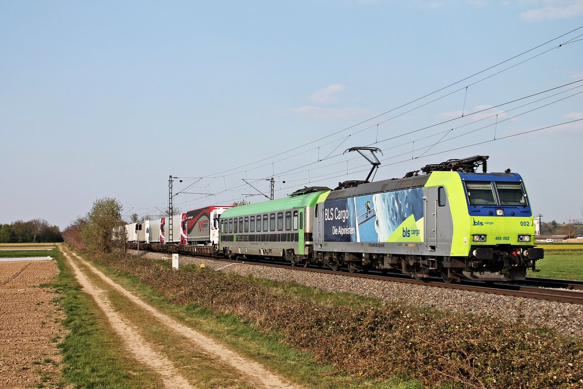 Am späten Nachmittag des 09.04.2020 fuhr Re 485 002  BLS Cargo - Die Alpinisten  mit ihrer RoLa (Freiburg (Brsg) Rbf - Novara Boschetto) südlich von Buggingen über die KBS 702 durchs Rheintal in Richtung Schweizer Grenze und befand sich noch am Anfang ihrer Reise nach Italien.