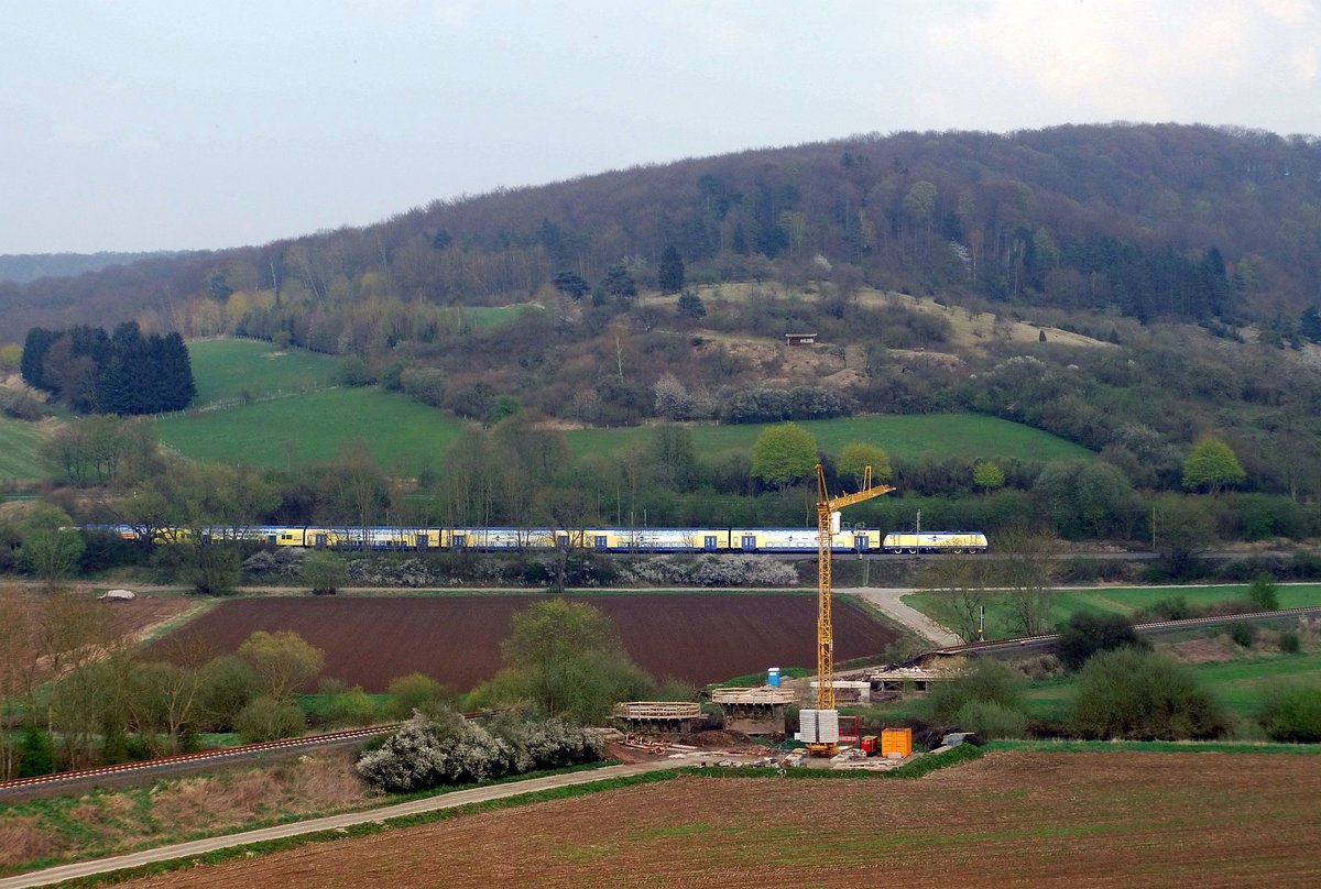 Am späten Nachmittag des 14.04.2018 legt sich der Metronom der Linie RE 2 82823 Hannover -Göttingen in die letzte Kurve vor dem Bahnhof Salzderhelden.
Im Vordergrund ist die unterbrochene Strecke Salzderhelden-Einbeck zusehen,an der vor ihrer Reaktivierung noch drei Brücken neu gebaut werden müssen. Im Bild ist die Leinebrücke zu erkennen.