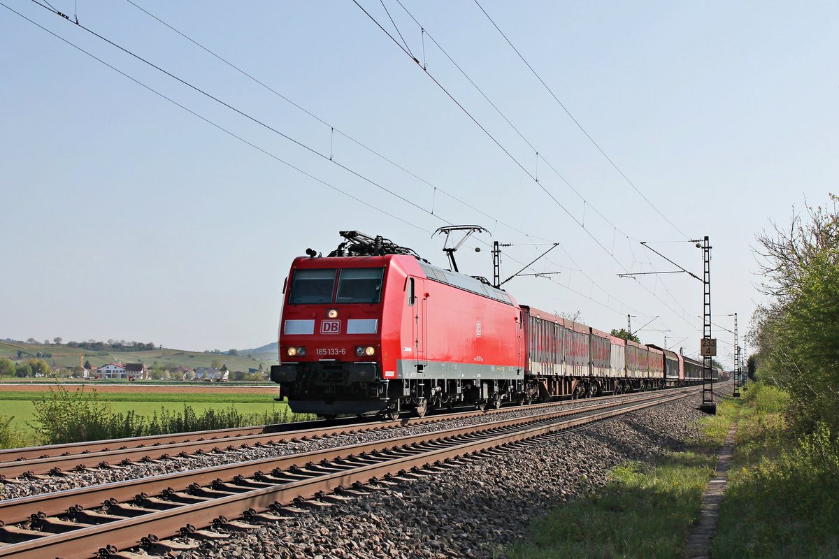 Am späten Nachmittag des 16.04.2020 fuhr 185 133-6 nördlich von Hügelheim mit dem EZ 45000 (Chiasso Smistamento - Mannheim Rbf) über die Rheintalbahn in Richtung Freiburg (Breisgau).