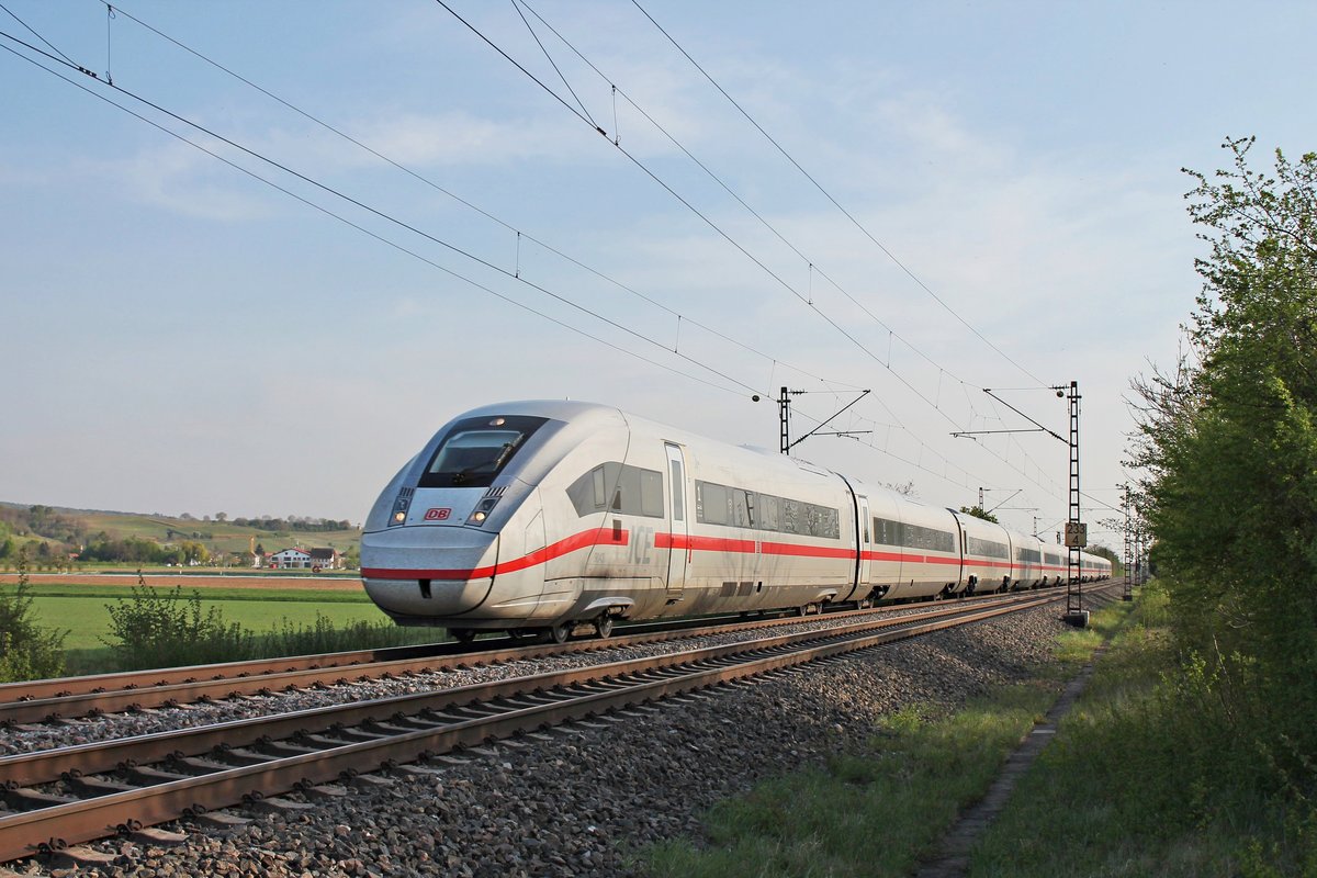 Am späten Nachmittag des 16.04.2020 fuhr 412 043 (9043/0812 043-9) als ICE 272 (Basel Bad Bf - Hamburg Altona) nördlich von Hügelheim über die Rheintalbahn in Richtung Buggingen.