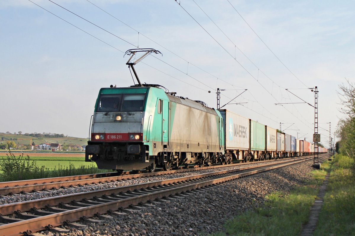 Am späten Nachmittag des 16.04.2020 fuhr ATLU/XRAIL E 186 211 mit dem DGS 47026 (Basel Bad Rbf - Antwerpen Zuid) nördlich von Hügelheim über die KBS 702 durchs Rheintal in Richtung Bugginegn und befand sich noch am Anfang ihrer Reise.