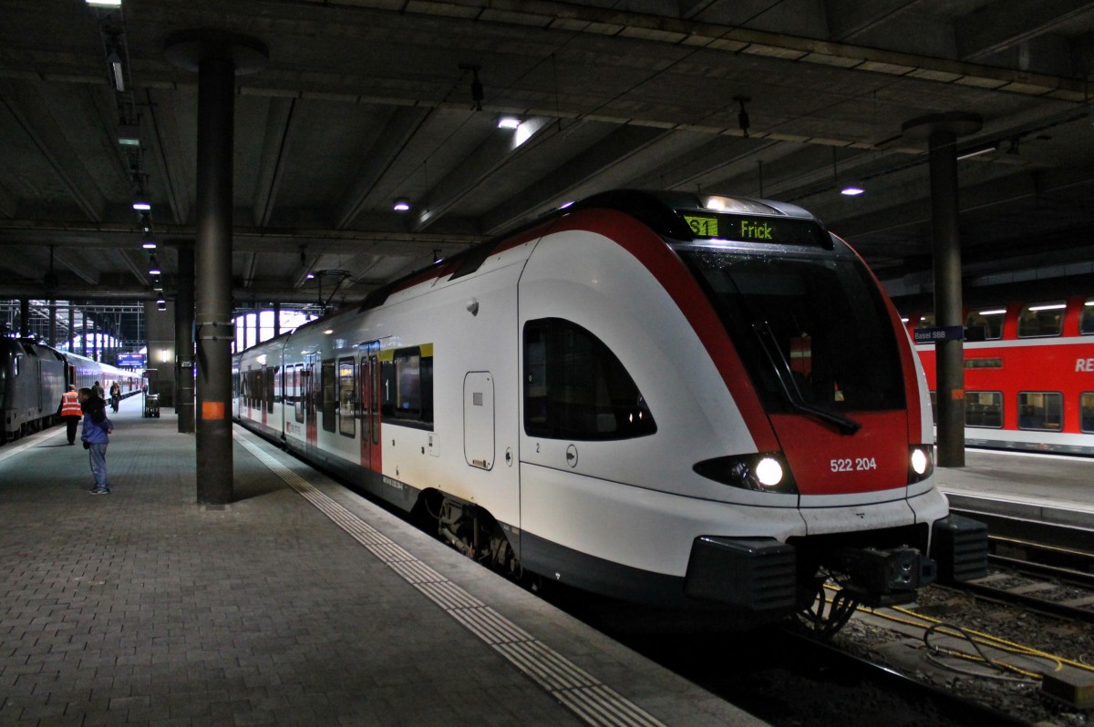 Am spten Nachmittag des 16.09.2013 stand in Basel SBB diese S1 nach Frick in Form des RABe 522 204 auf Gleis 4 und wartet auf ihre Ausfahrt. Am linken Bildrand ist die ES 64 U2-070 zusammen mit dem CNL 478  Aurora , der an diesem Tag von der Frankfurter 103 113-7 gezogen wurde.