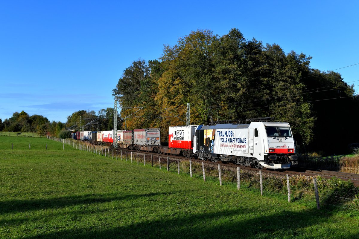 Am späten Nachmittag des 17. Oktober 2019 kam die 186 443 mit ihrem DGS 43135 von München-Riem nach Verona Q.E. am Bü Vogl vorbei.