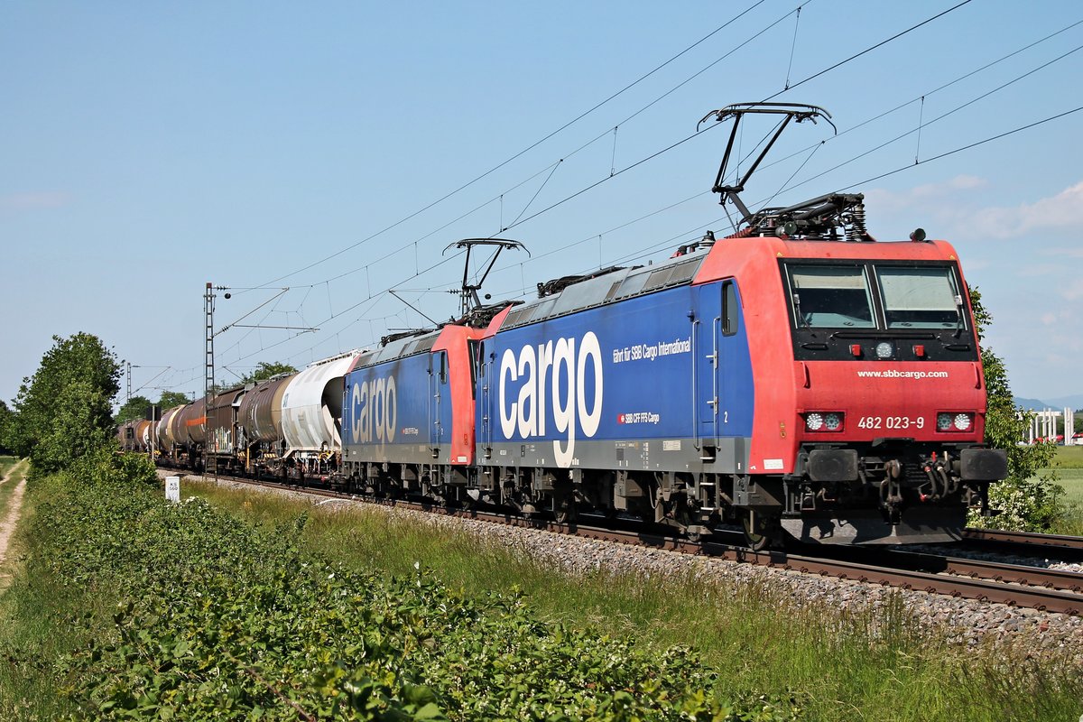 Am späten Nachmittag des 19.05.2020 fuhr Re 482 023-9  fährt für SBB Cargo International  zusammen mit der Re 482 004-9 und dem  BASF -Zug DGS 49069 (Karlsruhe Gbf - Basel SBB RB) südlich von Buggingen über die KBS 702 durchs Rheintal in Richtung Basel.