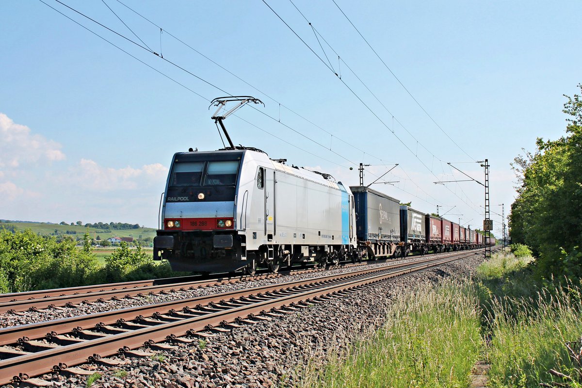Am späten Nachmittag des 19.05.2020 fuhr Rpool/XRAIL 186 288 mit dem  SREDIRAIL/MAGETRA -KLV, welchen sie von Basel SBB RB bis Aachen West bespannte, nördlich von Hügelheim über die Rheintalbahn in Richtung Freiburg (Breisgau).