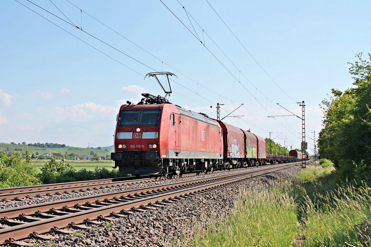 Am späten Nachmittag des 19.05.2020 fuhr 185 119-5 mit dem EZ 45000 (Chiasso Smistamento - Mannheim Rbf) nördlich von Hügelheim durchs Rheintal in Richtung Freiburg (Breisgau).