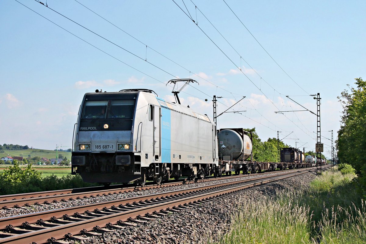 Am späten Nachmittag des 19.05.2020 fuhr Rpool/XRAIL 185 687-0 mit einem Containerzug nach Belgien, welchen sie von Basel SBB RB bis Aachen West bespannte, nördlich von Hügelheim über die KBS 702 durchs Rheintal in Richtung Freiburg (Breisgau).