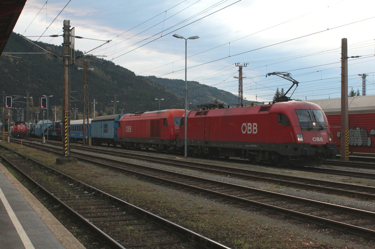 Am späten Nachmittag des 20.10.2019 stehen die 1116 081 und die 2016 071 mit dem SGAG90041 in Selzthal und warten auf die Weiterfahrt nach Linz Voest Alpine. Der Zug besteht aus einen Gerätewagen, einem Mannschaftswagen, einem 32-achsigen- und einem 8-achsigen Trafotransportwagen.
Die Transformatoren wurden im ELIN Werk in Weiz gebaut und sind für Amerika (Texas und Georgia bestimmt.