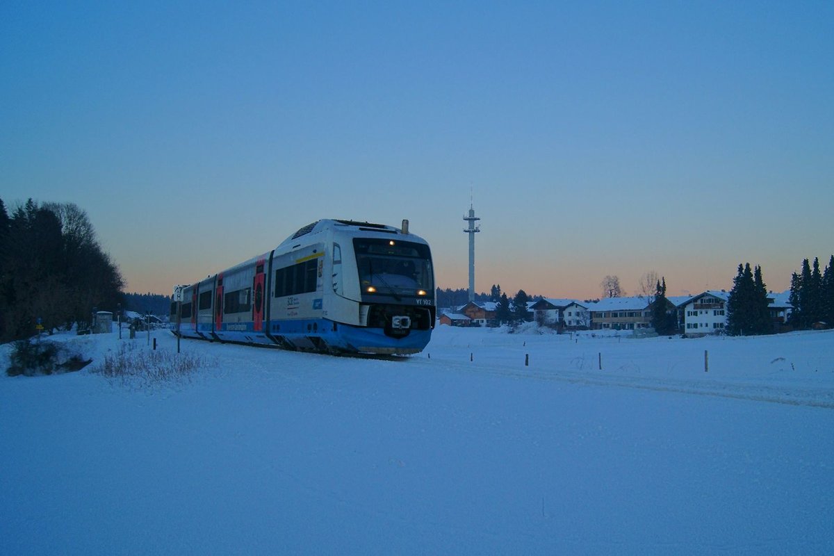 Am spten Nachmittag des 22.01.2017 war VT 102 der Bayerischen Oberlandbahn als BOB 86929 auf dem Weg von Mnchen nach Lenggries und hat gerade den Bahnhof Schaftlach verlassen.