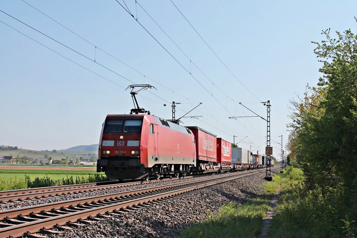 Am späten Nachmittag des 22.04.2020 fuhr 152 111-1 mit dem KT 50176 (Basel Bad Rbf - Hamburg Billwerder Ubf) nördlich von Hügelheim über die Rheintalbahn durchs Markgärflerland in Richtung Freiburg (Breisgau).