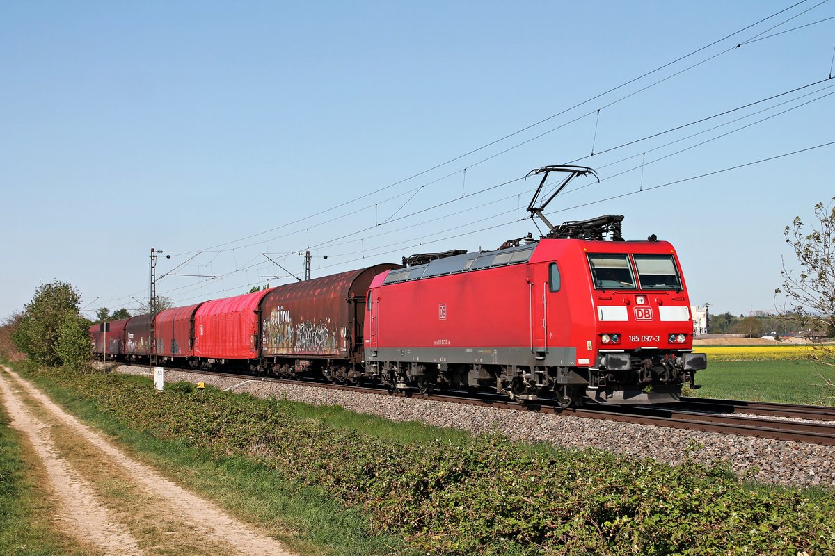 Am späten Nachmittag des 22.04.2020 fuhr 185 097-3 südlich von Buggingen mit dem EZ 45023 (Mannheim Rbf - Chiasso Smistamento) über die Rheintalbahn durchs Markgräflerland in Richtung Müllheim (Baden).