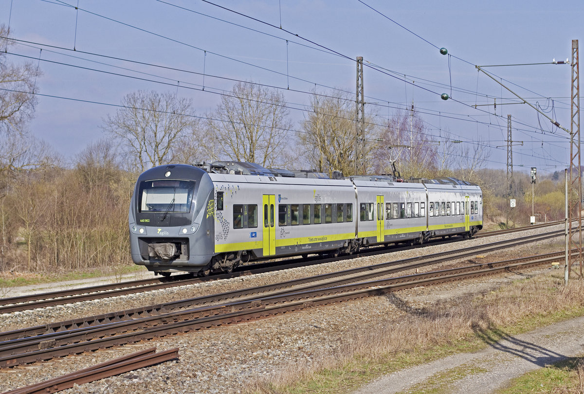 Am späten Nachmittag des 23. März 2017 durchfährt das Agilis  Mopsgesicht  440.902 den Betriebsbahnhof Unterfahlheim in Richtung Ulm.