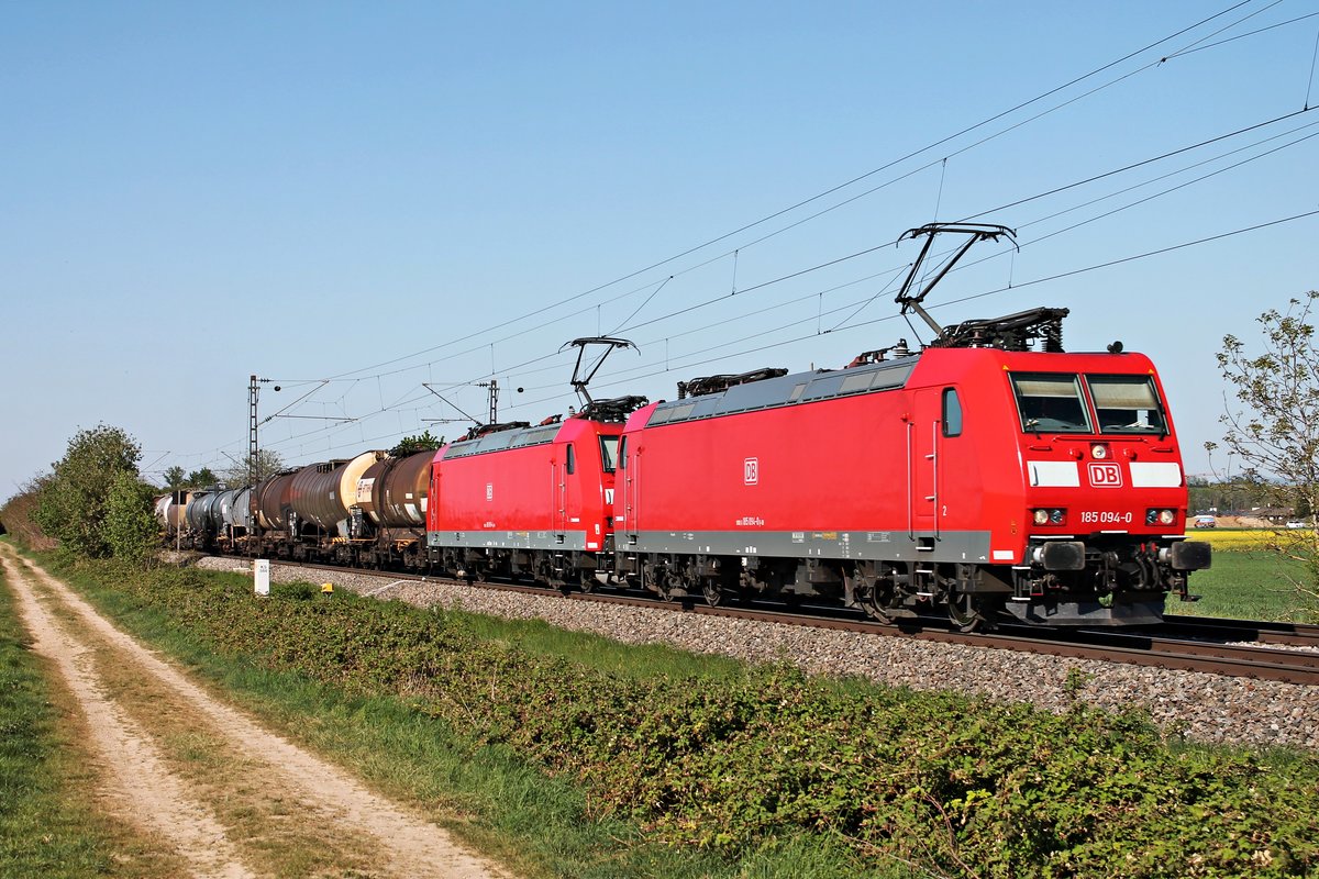 Am späten Nachmittag des 23.04.2020 fuhr 185 094-0 zusammen mit der 185 110-4 und dem EZ 51943 (Mannheim Rbf - Basel Bad Rbf) südlich von Buggingen über die Rheintalbahn durchs Markgräflerland in Richtung Müllheim (Baden).