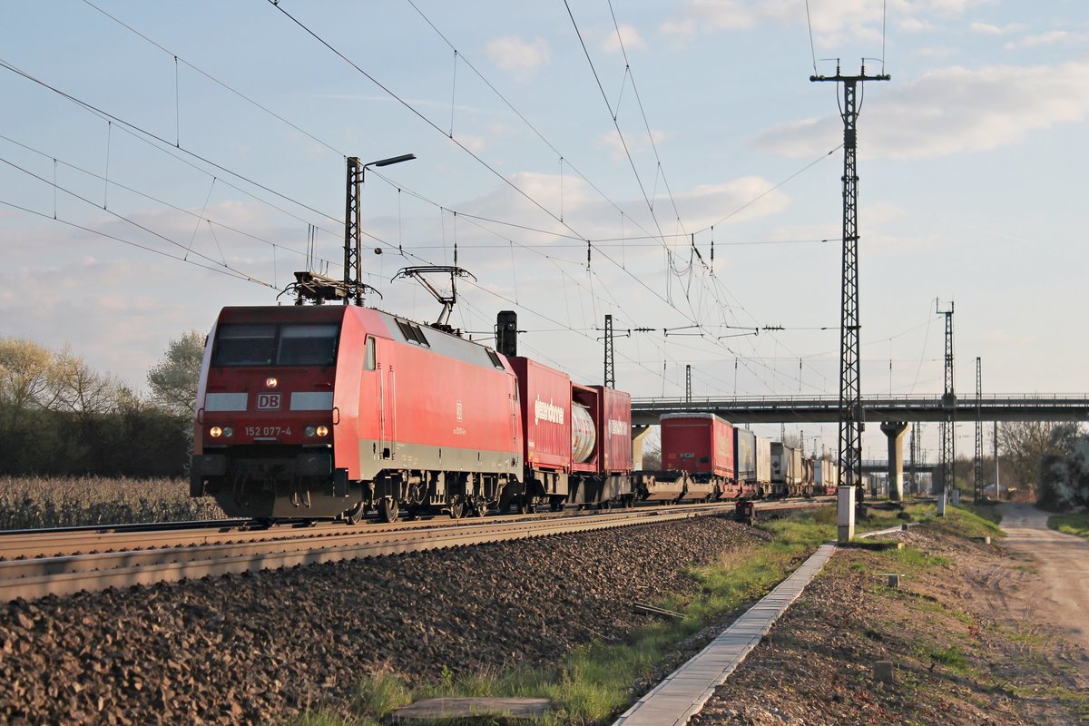 Am späten Nachmittag des 28.03.2017 bespannte die 152 077-4 den KT (Weil am Rhein Ubf - Hamburg Billwerder Ubf), als sie wenige Kilometer nach dem Startbahnhof durch den Bahnhof von Müllheim (Baden) gen Freiburg (Breisgau) fuhr.