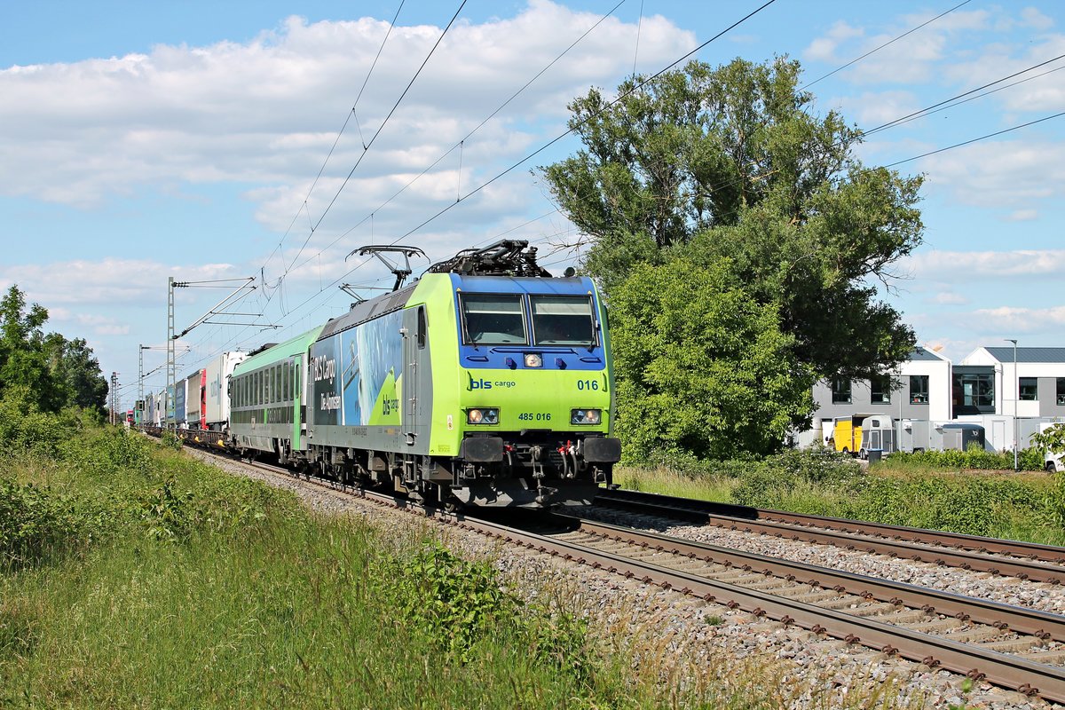 Am späten Nachmittag des 29.05.2020 fuhr Re 485 016  BLS Cargo - Die Alpinisten  mit einer RoLa (Freiburg (Brsg) Rbf - Novara Boschetto) über die Rheintalbahn durchs Industriegebiet von Buggingen in Richtung Müllheim (Baden).