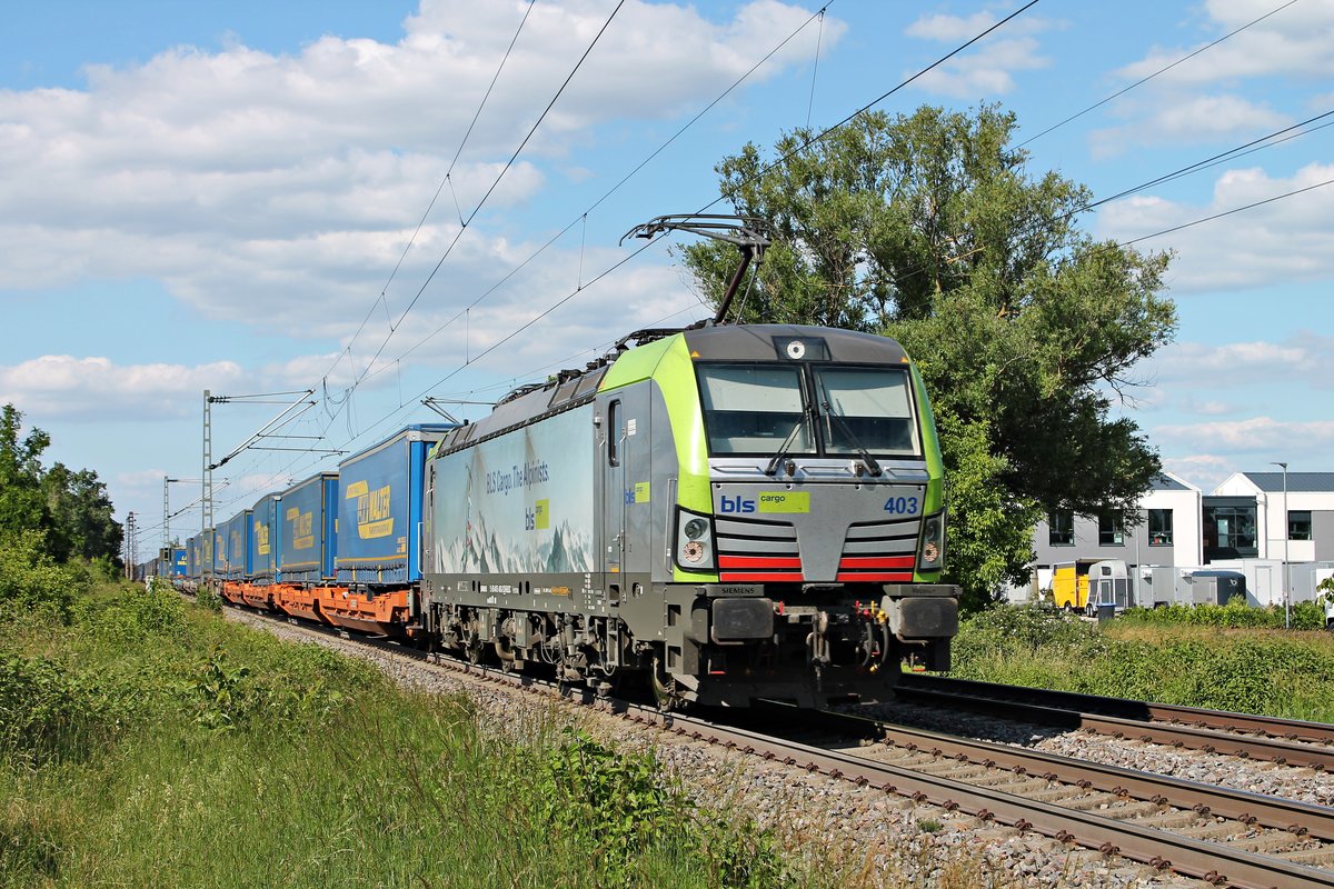 Am späten Nachmittag des 29.05.2020 fuhr Re 475 403  BLS Cargo. The Aplinists.  mit dem  LKW Walter -KLV (Geleen-Lutterade - Novara Boschetto) durchs Industriegebiet von Buggingen in Richtung Schweiz.