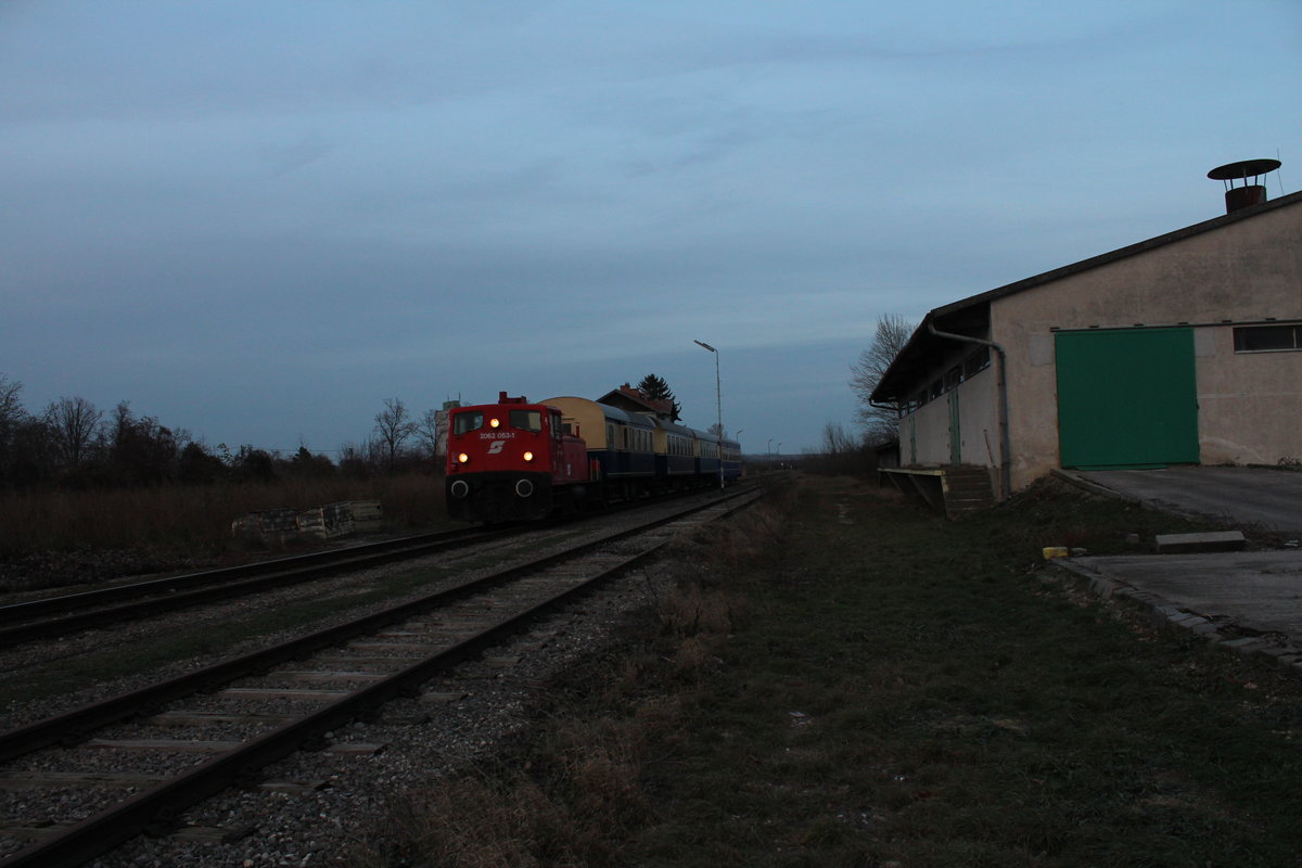 Am späten Nachmittag des 30.11.1986 verlässt die 2062 053 mit dem P6452 von Laa/Thaya nach Zellerndorf den Bahnhof Kadolz-Mailberg.

(30.11.2018, SLP17580 Mistelbach - Wien Praterstern)
