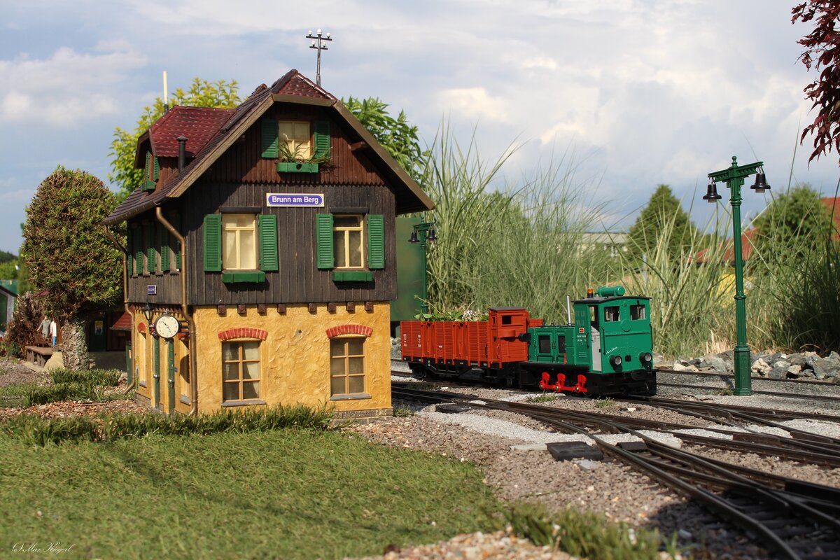 Am späten Nachmittag des 9.6.2023 steht die VL3 der Steiermärkischen Landesbahn mit einem OOm beladen mit Abfällen im Bahnhof Brunn am Berg und warten auf die Abfahrt nach Garting Fbf zur  BIO AG Weststeiermark 