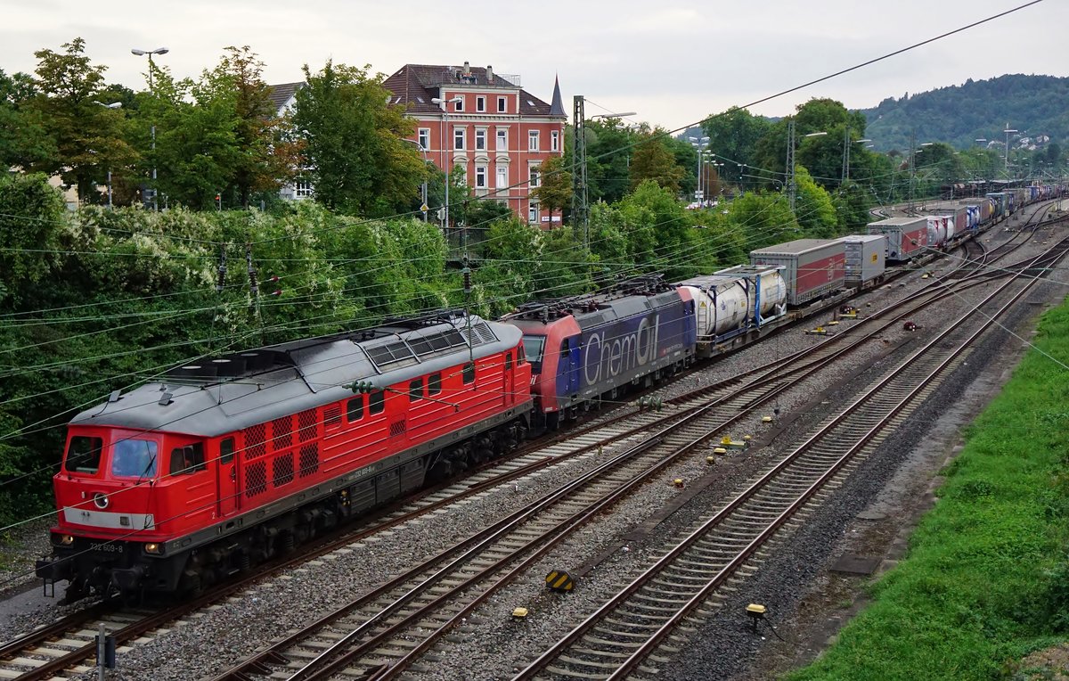 Am späten Nachmittag durchfährt 232 609 mit dem Rastatt Umleiter ChemOil Re 482 und Niederflurwagen am Haken den Tübinger Hauptbahnhof.
Aufnahme vom 25.08.2017.