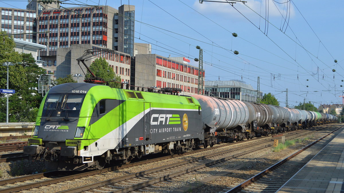 Am späten Nachmittag kam noch mal der CAT-Taurus der ÖBB - Österreichische Bundesbahnen [A] 1016 014  [NVR-Number: 91 81 1016 014-3 A-ÖBB] diesmal mit einem Güterzug Kesselwagen durch Bf. München Heimeranplatz gefahren, 11.08.20