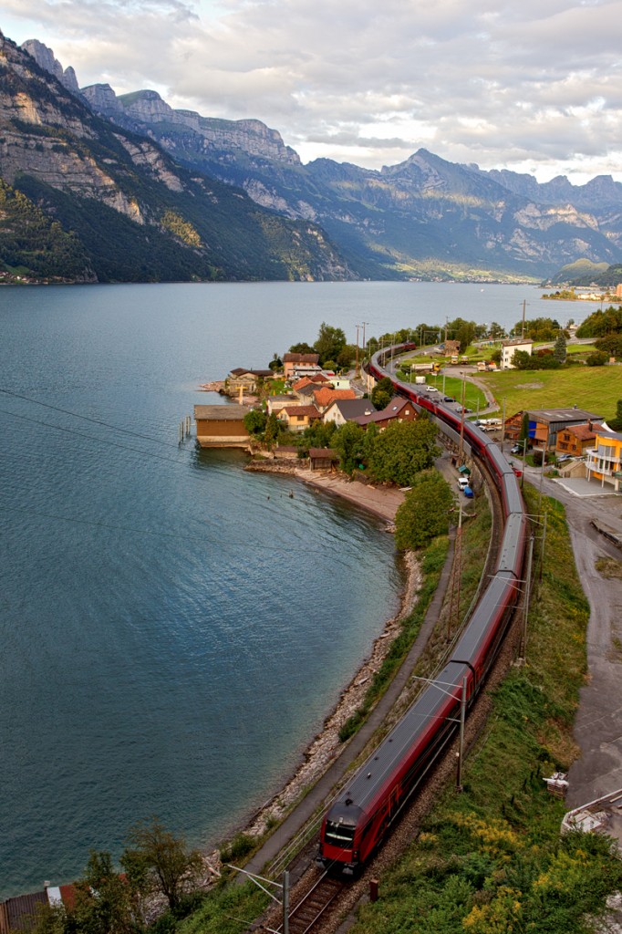 Am späten Sonntagabend des 24.8.2014 kommt ein Railjet in doppelter Länge auf der eingleisigen Strecke nach Mühlehorn aus dem Stutztunnel gefahren auf dem Weg von Zürich HB nach Wien Hbf.