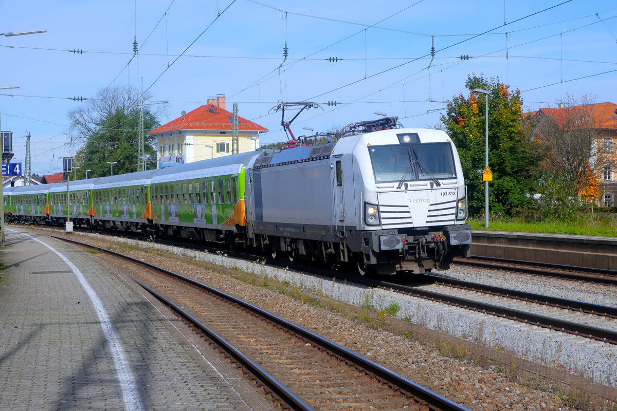 Am späten Vormittag des Freitag, 9. Oktober 2020, durchfährt der Nachtexpress Alpen-Sylt Westerland - Salzburg den Bahnhof von Bad Endorf. Es führt - wie üblich - Vectron 193 813 von Railpool.