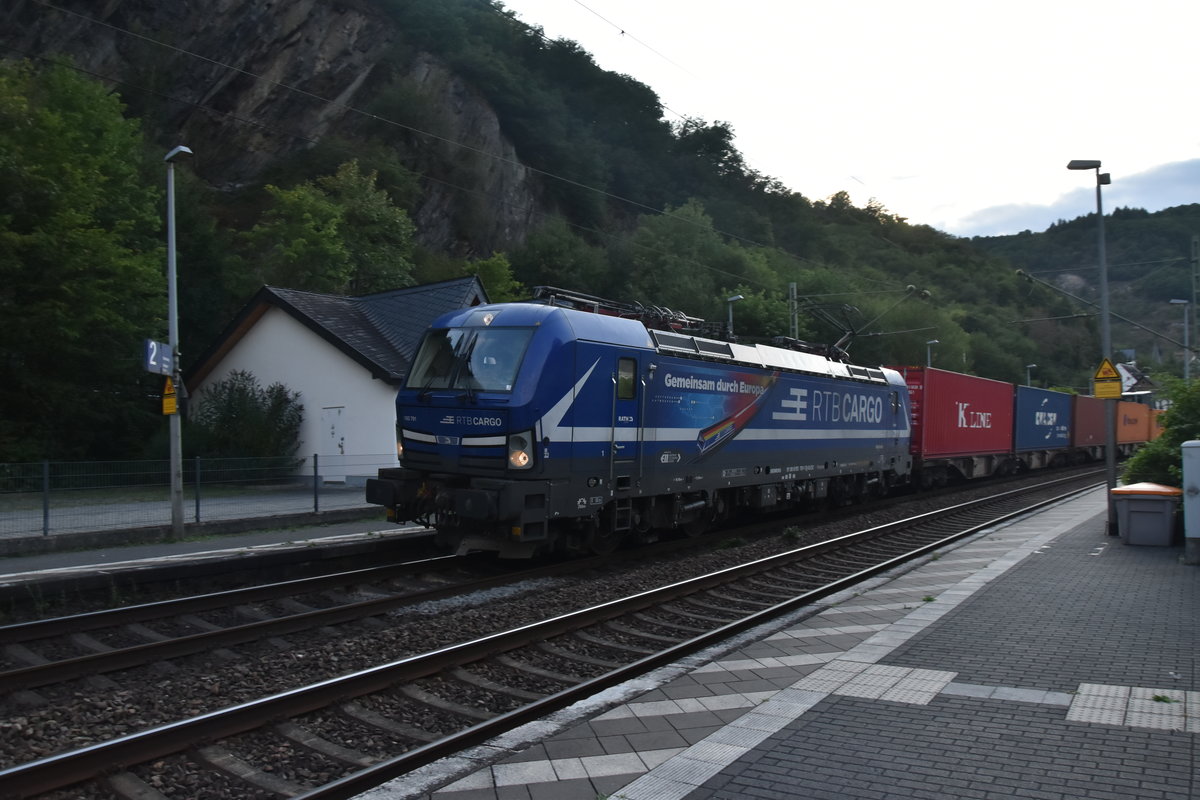 Am späteren Abend des 2. August 2019 kommt die Rathlok 193 791 mit einem langen Kastelzug durch Hirzenach gen Süden gefahren. 