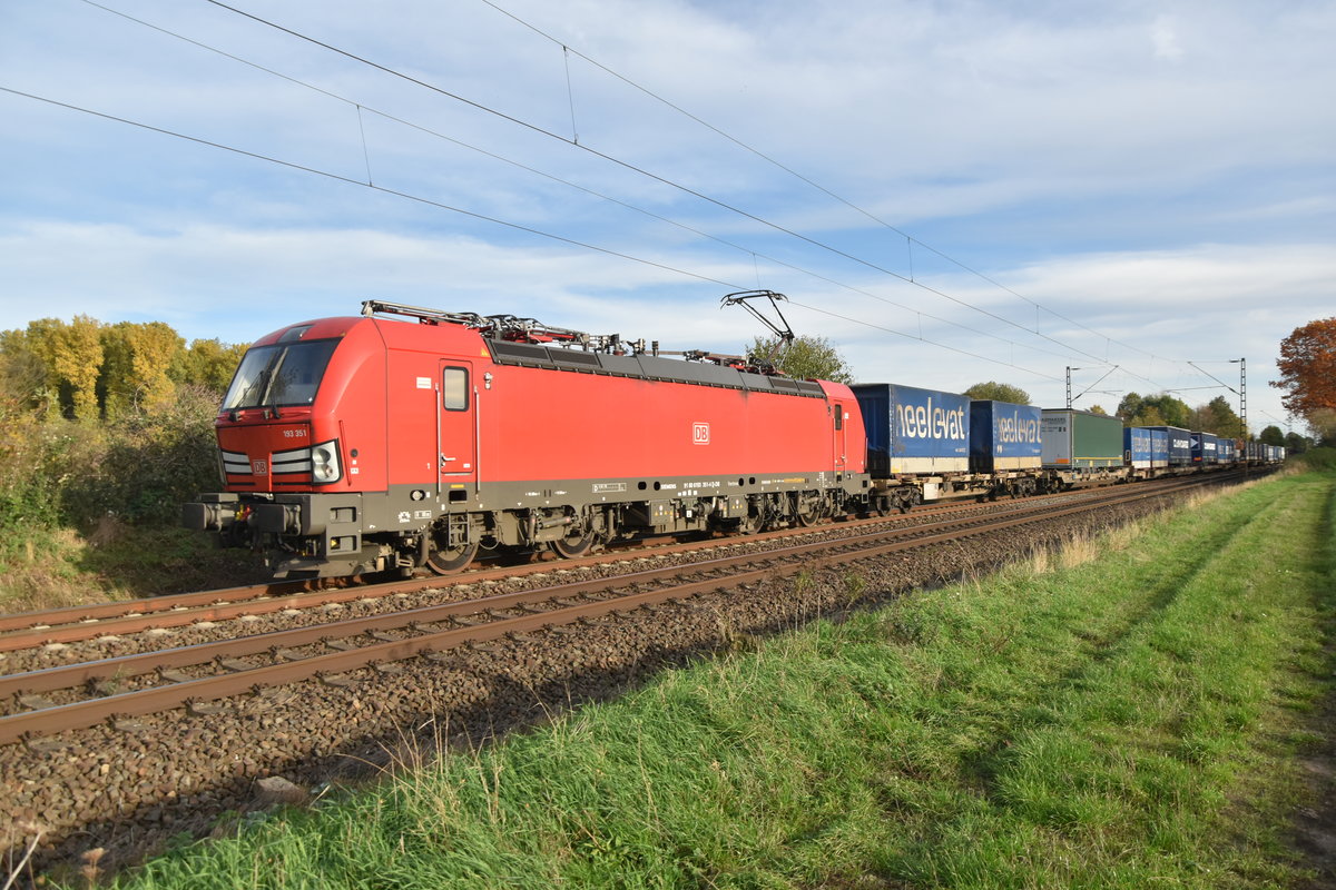 Am späteren Nachmitag des 26.10.2019 kommt die 193 351 mit einem Klv mit reichlich niederländischen Wechselbrücken aus Neuss gen Osterath gefahren. 