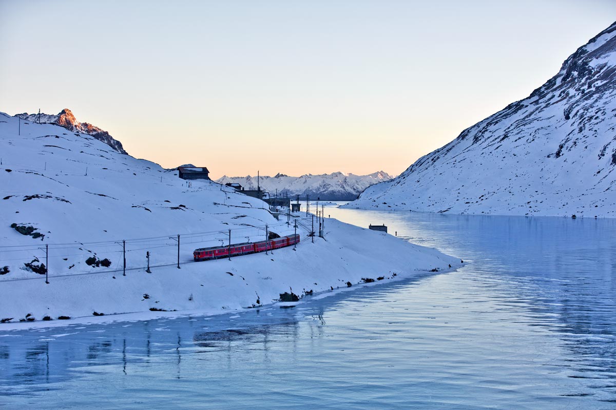 Am späteren Nachmittag bricht der RhB Triebzug ABe 4/4 III Nr.51/52 mit einem R zur Fahrt am mit Schwarzeis bedeckten Lago Bianco nach St.Moritz auf.Bild Hospizia Bernina 28.12.2016