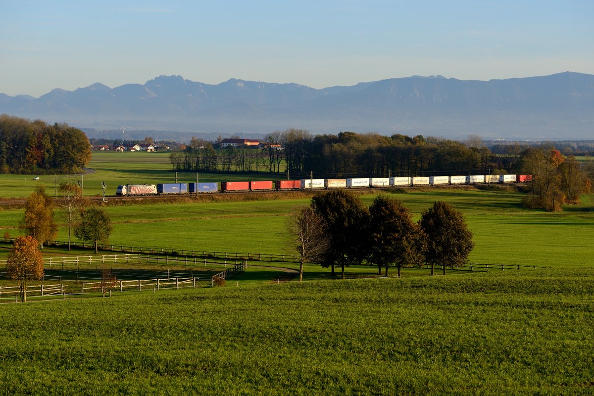 Am späteren Nachmittag des 01. November 2016 zog es mich nach Aubenhausen, um den schönen Herbstag mit einem weiten Blick über das bayerische Voralpenland ausklingen zu lassen. Als einzig fotografisch verwertbarer Güterzug kam  Teufels-Zebra  185 666 mit dem DGS 41856 von Triest nach München Ost Rbf vorbeigefahren. Die höchste Erhebung im Bildhintergrund ist übrigens die Kampenwand.