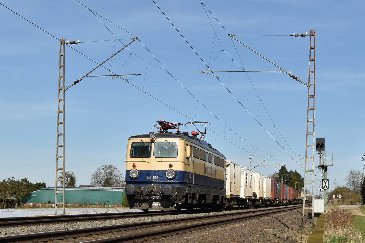 Am späteren Nachmittag des heutigen Tages kommt die 1042 520 der Centralbahn mit einer Fuhre Schutzwagen bei Gubberath gen Rheydt gefahren. 6.4.2018
