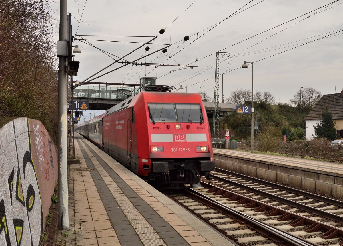 Am späteren Nachmittag kommt die 101 125-3 mit dem IC 113 Münsterland durch Heidelberg Pfaffengrund/Wieblingen in Richtung Mannheim. 28.2.2016