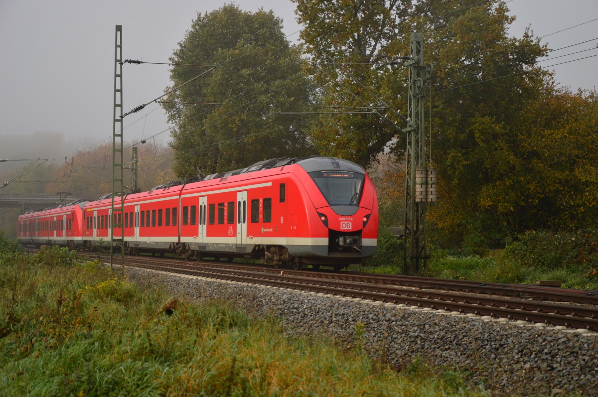 Am späteren Vormittag des heutigen 1. November 2015 fährt ein S8 Zug gerade aus Kleinenbroich gen Mönchengladbach Hbf seinen Endziel, am Zugschluß ist der 1440 317-4 zu erkennen. Hochnebel steht über den Wipfeln der Bäume des Broichwaldes. Hier zeigt der Herbst seine ungemütliche Seite.
