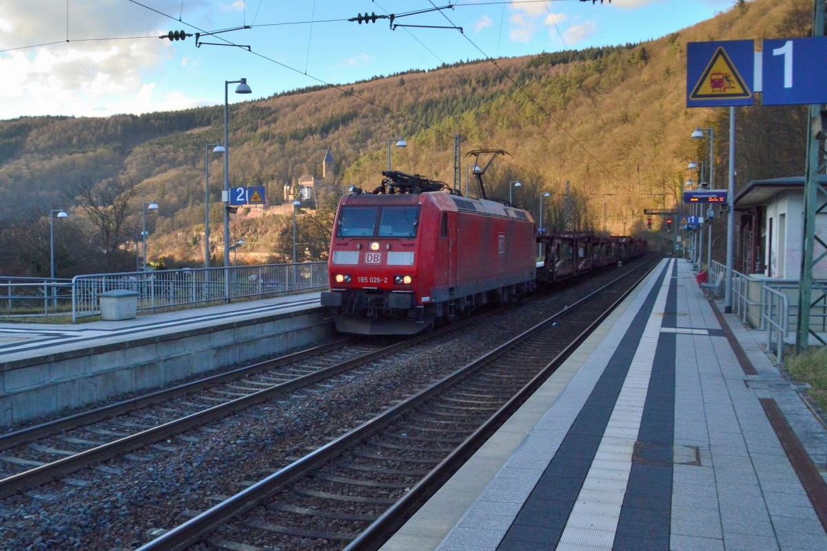 Am Spätnachmittag des 17.2.2014 kommt durch Zwingenberg die 185 026-2 mit einem Autotransporterleerzug für AUDI in Neckarsulm gefahren. Gut zu erkennen das sie eine der ersten Baulose ist an den 4 Pantographen die sie besitzt. 