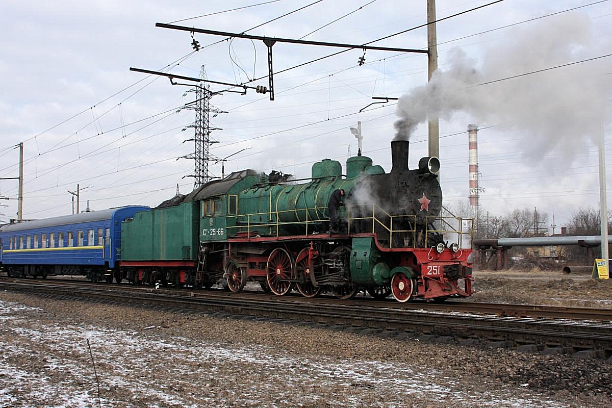 Am Stadtrand von Lemberg wartet SU 251-86 mit ihrem Sonderzug am 17.2.2008 morgens eine Überholung durch einen Expresszug ab.
