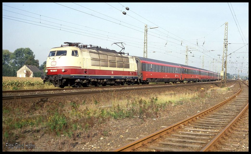 Am Stadtrand von Lengerich war am 9.8.1992 um 10.00 Uhr 103245 mit dem EC 29 Prinz Eugen auf der Rollbahn in Richtung Münster unterwegs.