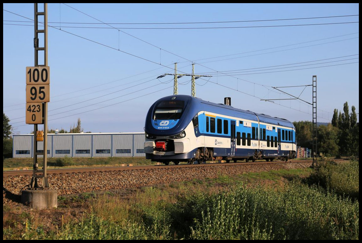 Am Stadtrand von Mariansky Lazne macht sich hier der CD RegioShark 844016-6 am 19.08.2020 um 07.42 Uhr auf den Weg nach Plzen.