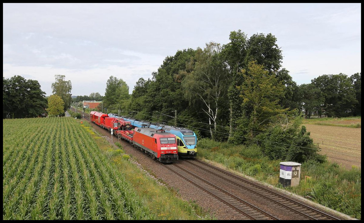 Am Stadtrand von Osnabrück Hellern begegnet hier am 2.8.2020 um 10.25 Uhr die Eurobahn RB 66 nach Münster einem Nofallzug. DB 152139-2 war um diese Zeit u. a. mit einem Kranwagen auf der Rollbahn unterwegs zu einem Einsatz nach Pinneberg.