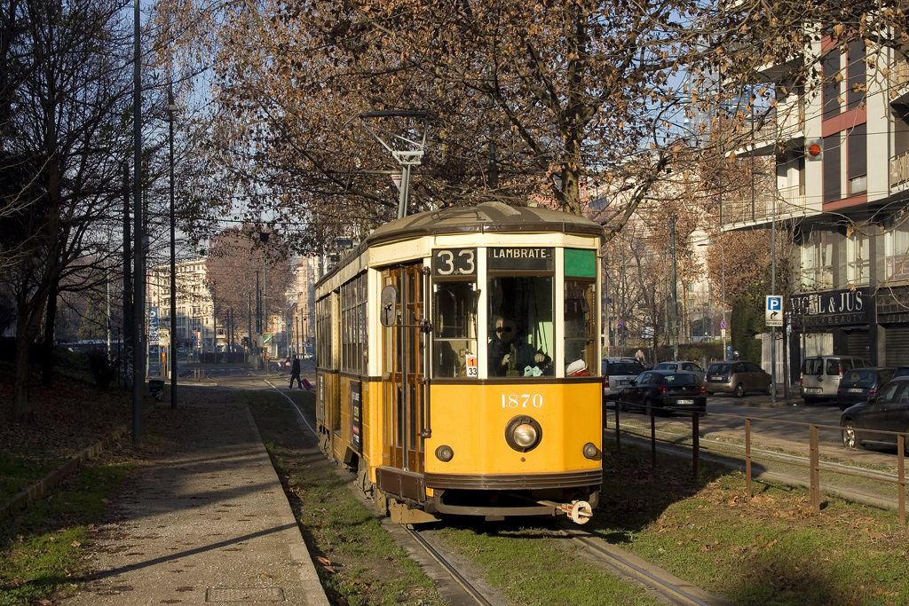 Am Stefanitag, dem 26.12.2016 war  Ventotto  1870 als Linie 33 in Richtung Lambrate unterwegs und konnte kurz nach Verlassen der Haltestelle  Repubblica , wo unter anderem ein Anschluss zur Metro-Linie M3 besteht, aufgenommen werden. 