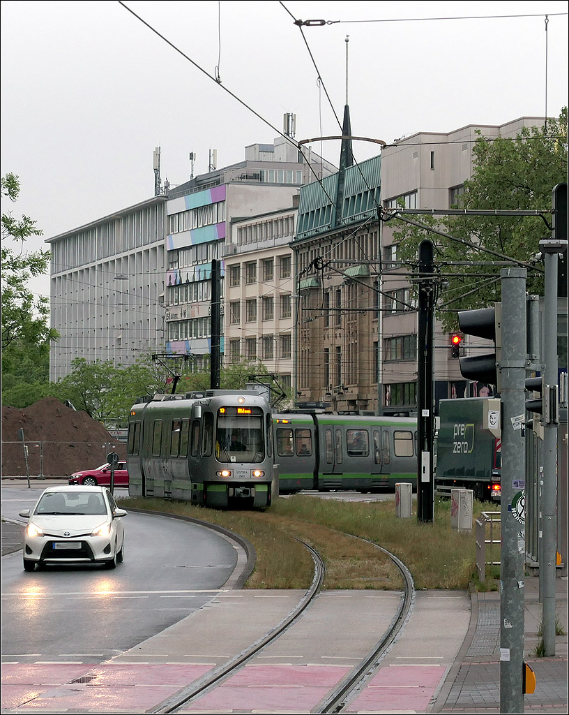 Am Steintor - 

TW2507 der Linie 10 nach Ahlem kurz vor der Haltestelle Steintor. Unterirdisch kreuzen hier die Linien 4, 5, 6 und 11.

Hannover, 05.05.2026 (M)