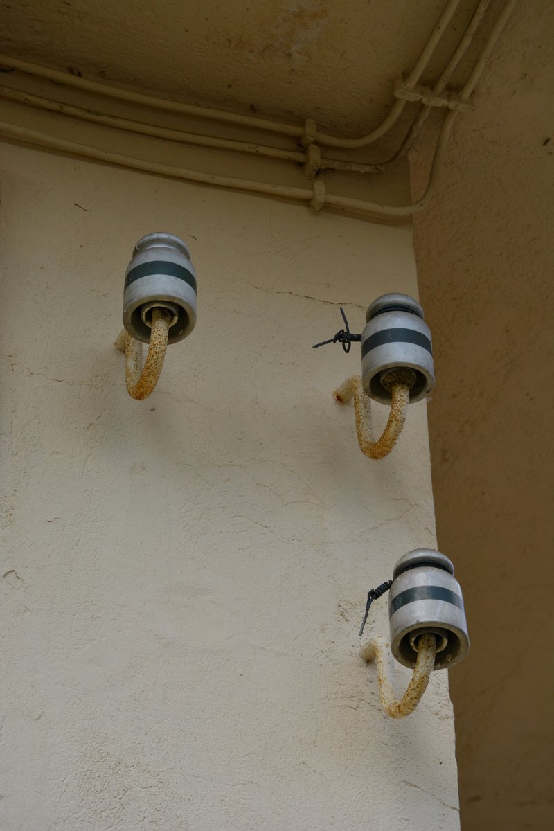 Am Stellwerk am Jüterbog Altes Lager fanden sich diese Isolatoren.

 Altes Lager Niedergörsdorf 20.07.2016