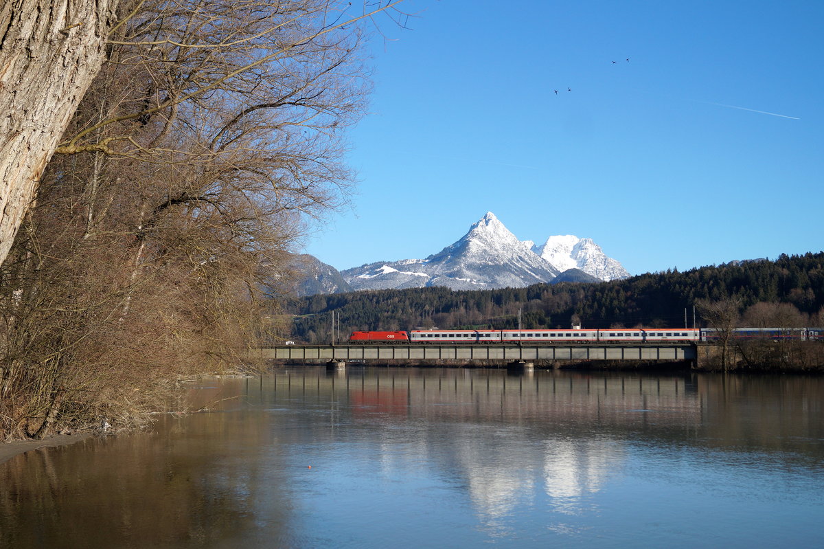 Am Stephanitag wurde ein Entlastungszug von Innsbruck nach Wien mit Wagen der Baureihe 20-94 und einigen Nightjet-Sitzwagen geführt. Bei strahlendem Sonnenschein passiert jener als D 19781 unter Führung einer verkehrsroten Taurus-Lokomotive die Innbrücke zwischen Kirchbichl und Langkampfen. 26.12.2018.