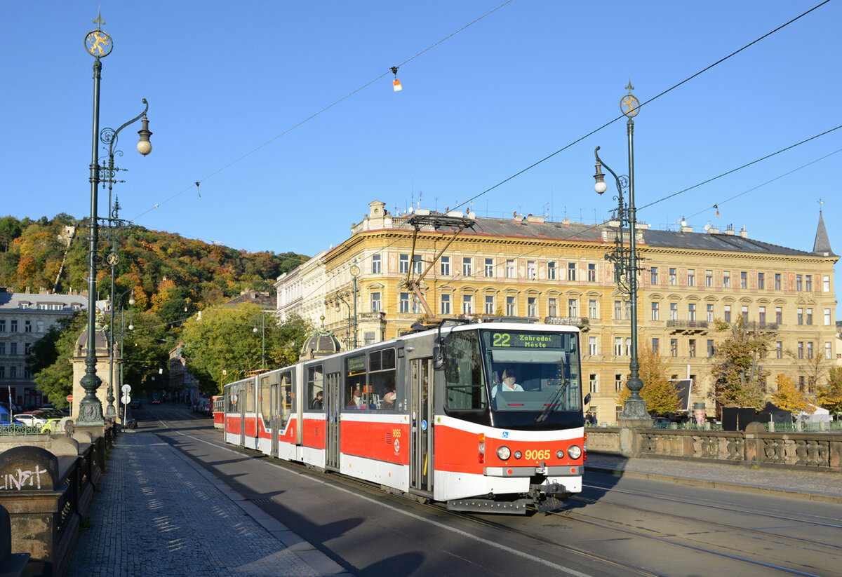 Am strahlend blauem Morgen des 22. Oktober 2021 überquerte der Triebwagen 9065 die Most Legií.