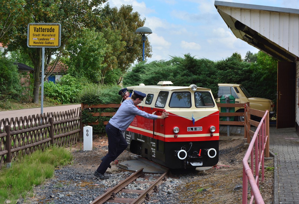 Am Streckenende der Parkeisenbahn Vatterode am Ortseingang Vatterode wird die kleine Akkulok per Muskelkraft auf der kleinen Drehscheibe gedreht da sie nur in eine Richtung fahren kann. 

Vatterode 05.08.2018
