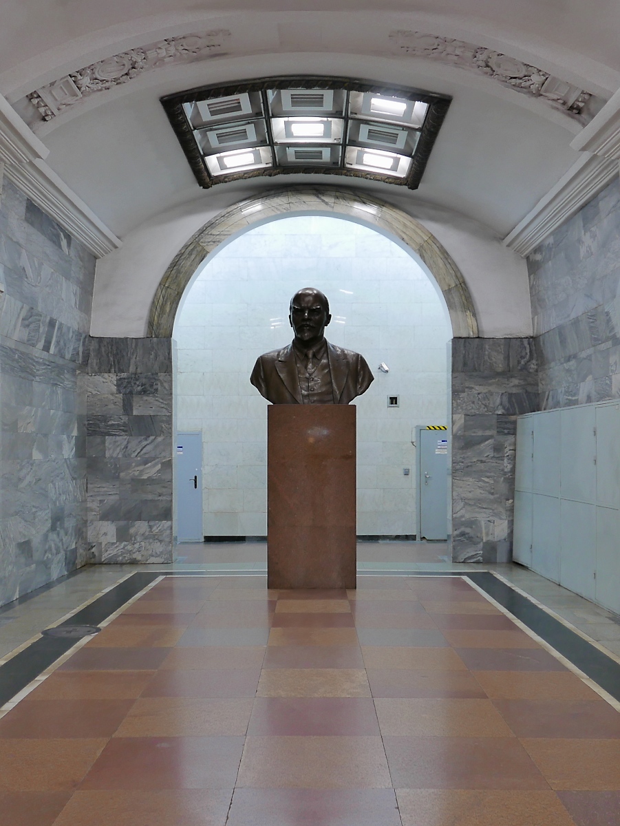 Am südlichen Ende der Metro-Station  Kirowski Sawod  steht die Büste einer sehr bekannten Persönlichkeit. 16.09.2017